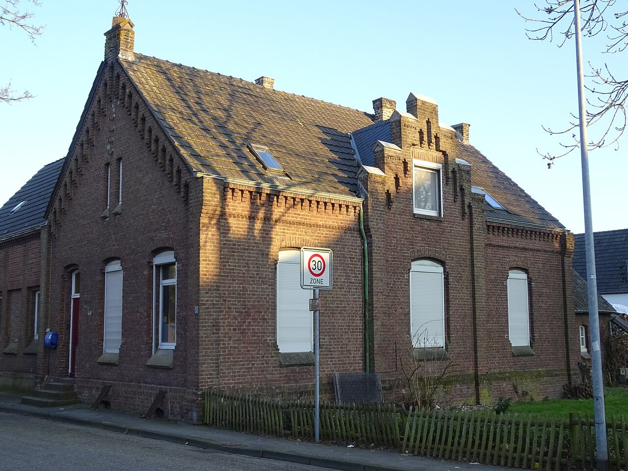 Houses beside the church in Kellen.