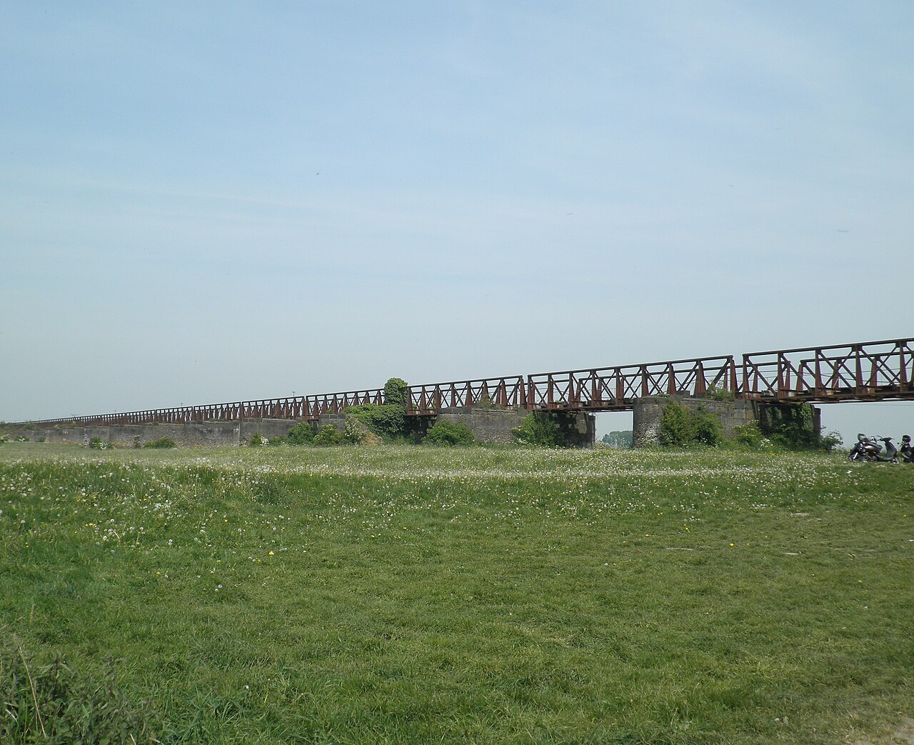 The railway bridge near Griethausen.
