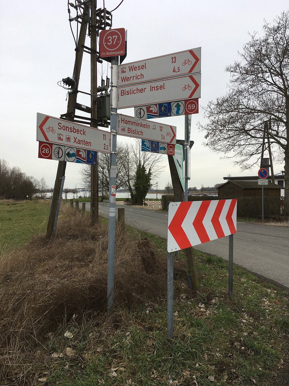 Cycle signs at junction 37 near Fährhaus Xanten.