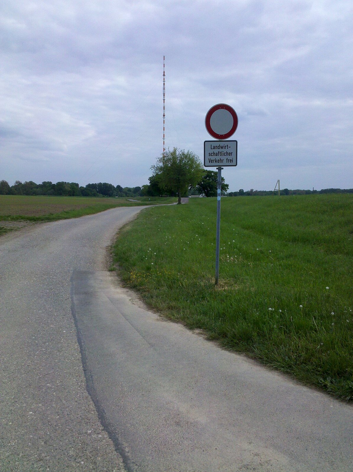 A cycle path on an exposed dyke; an example from the Elster Cycle Route.