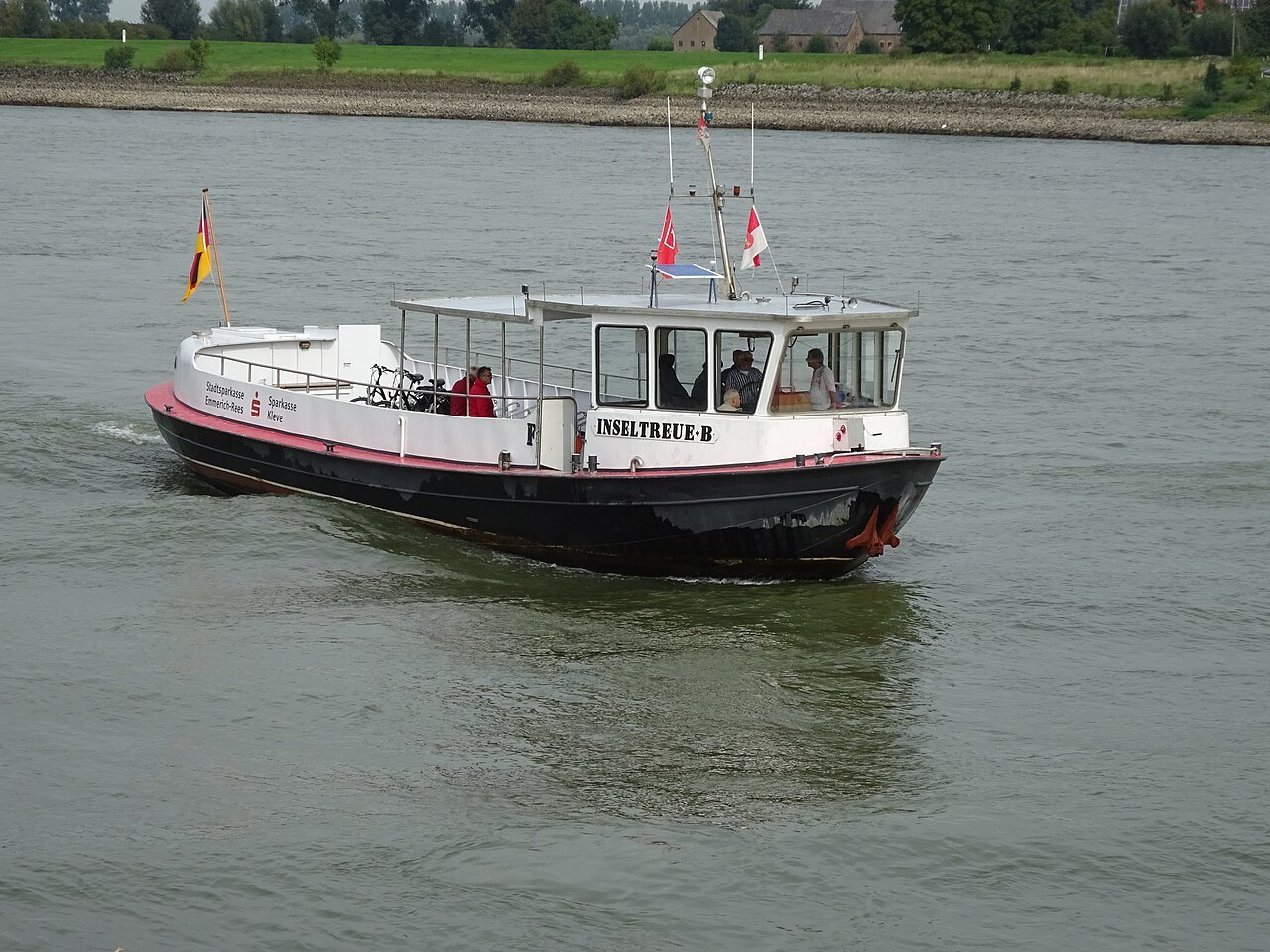 The passenger ferry Inseltreue near Grieth in an earlier photograph.