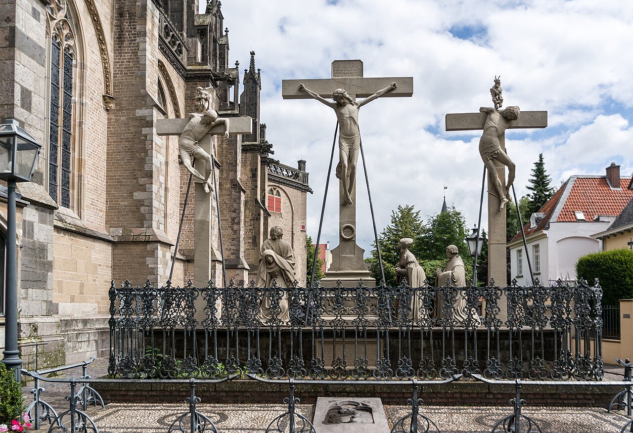 Sculptures outside Xanten Cathedral.