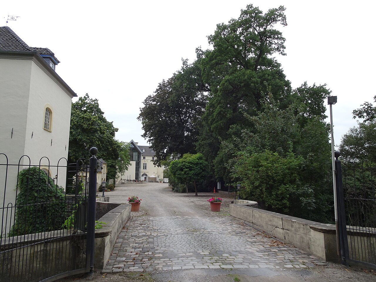 The bridge and gatehouse at Burg Boetzelaer.