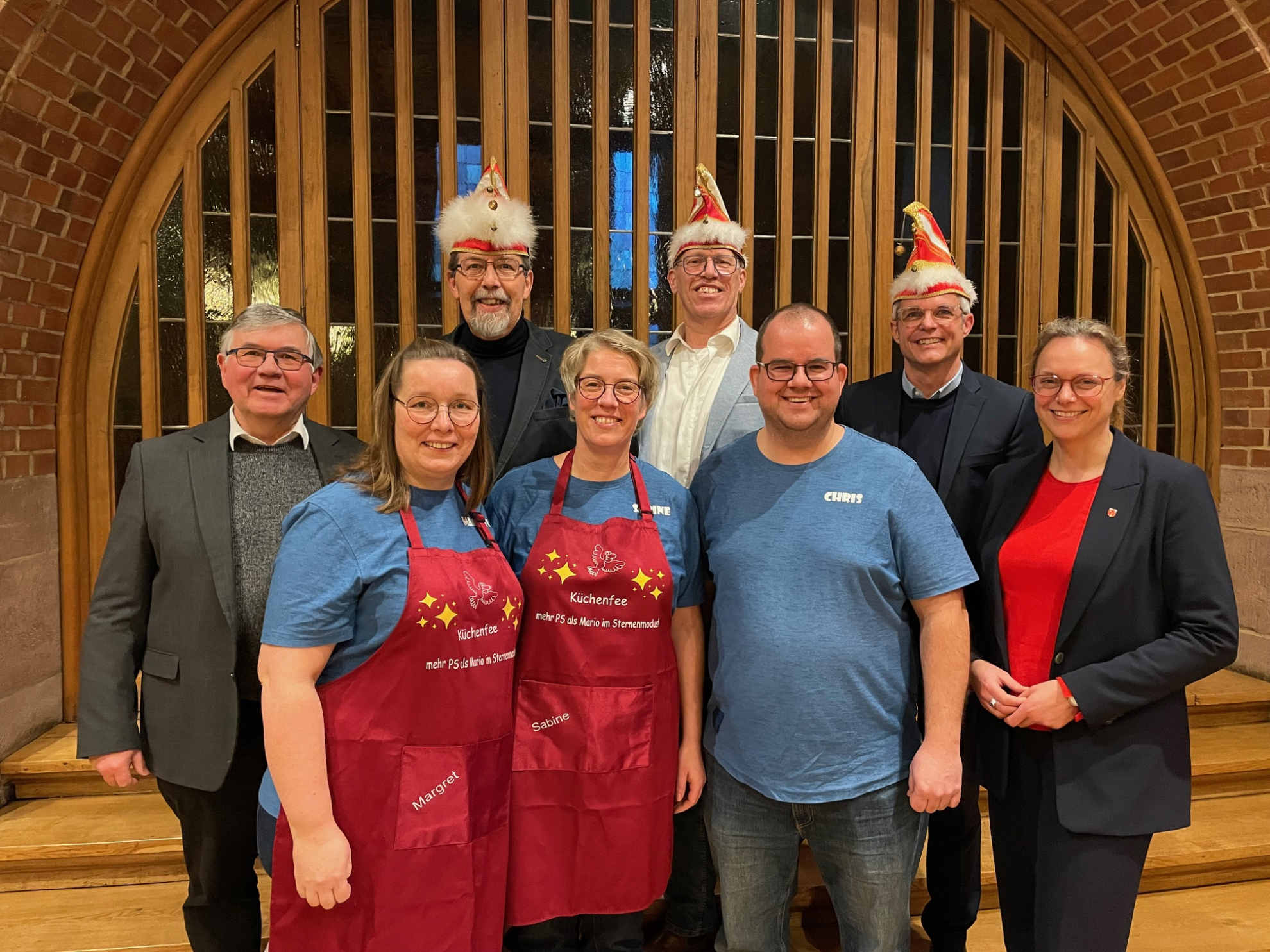 Eine Gruppe Personen, teilweise mir Narrenkappen