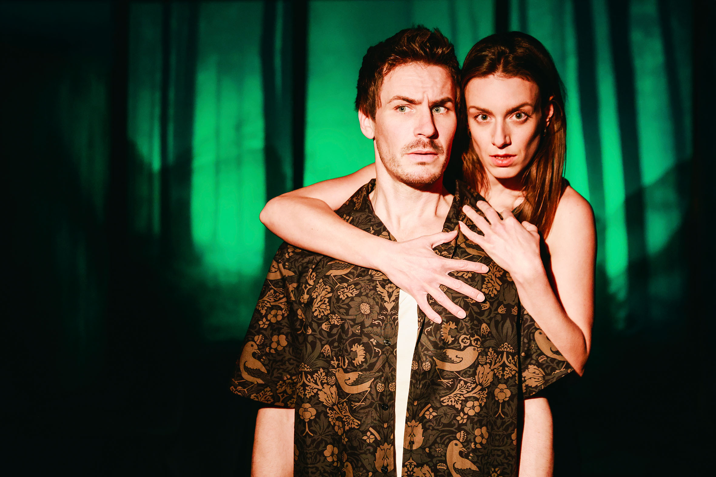 Paar mit umarmenden Händen im Schatten