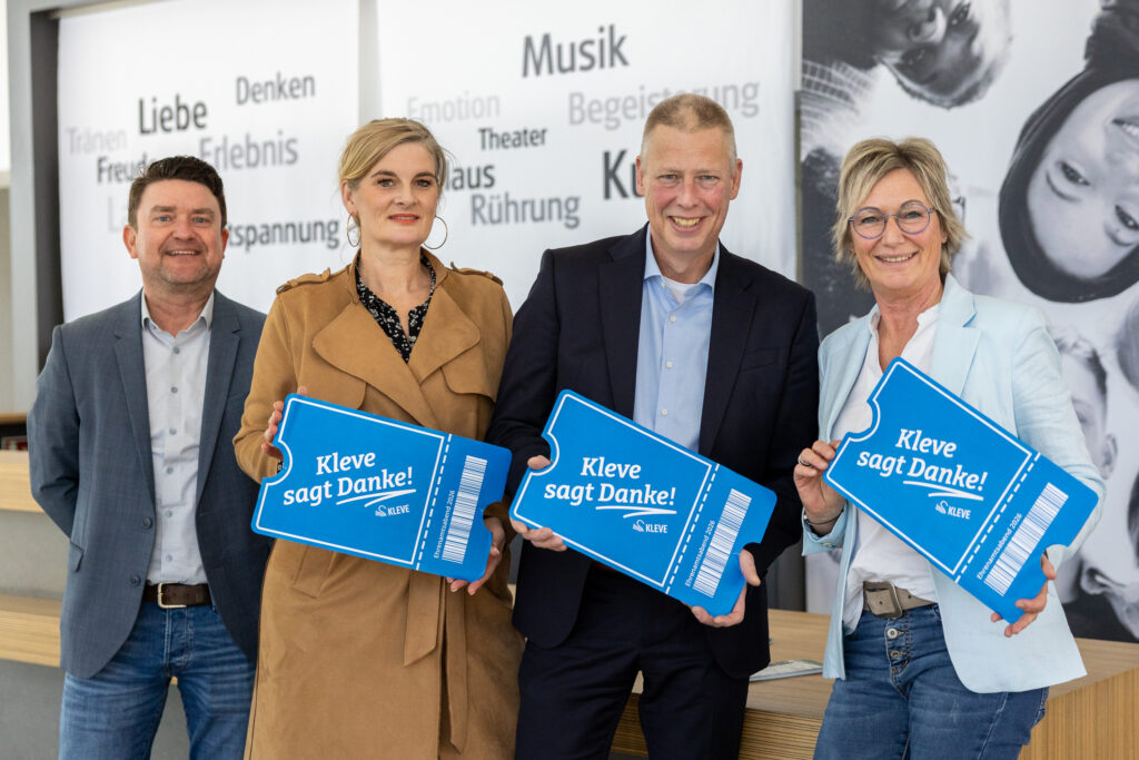 Gruppenfoto mit großen Dankeschön-Karten.